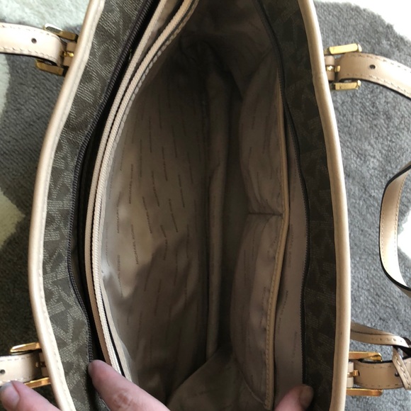 Authentic Michael Kors purse - Picture 3 of 6